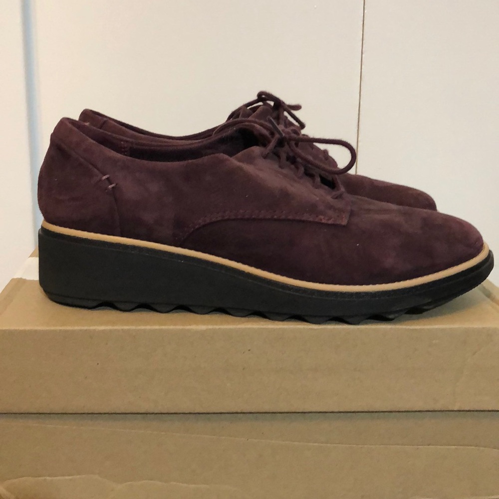 Clarks Women’s Burgundy Nubuck Oxford’s size 8